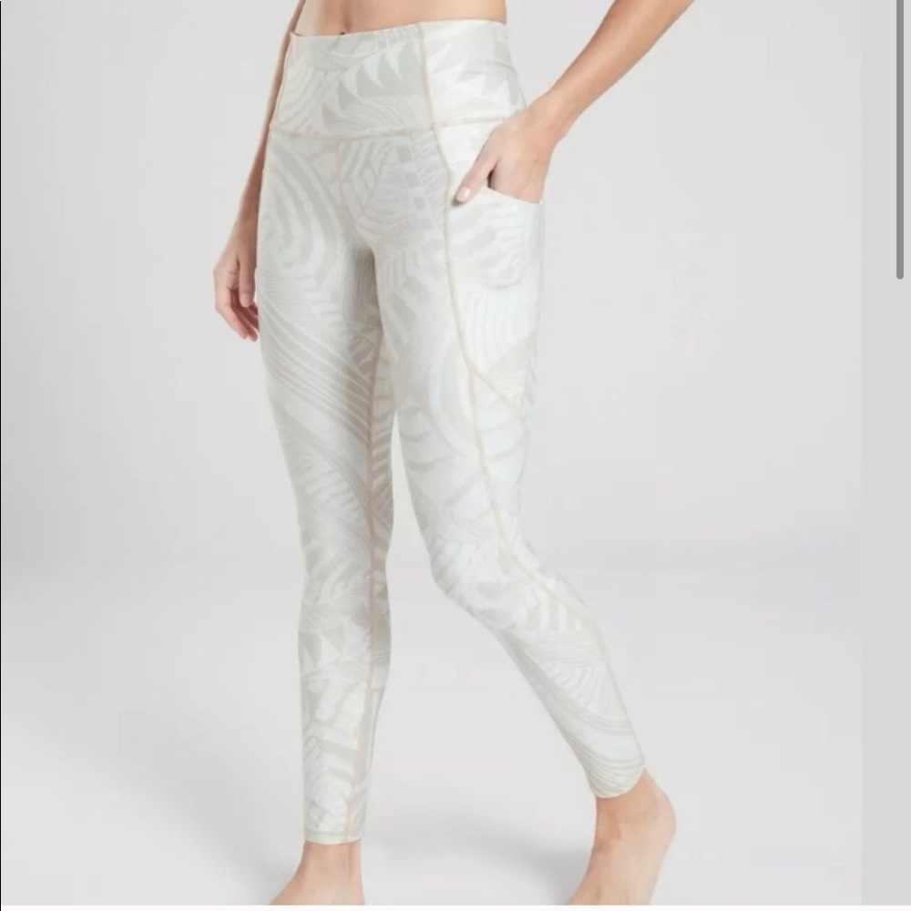 Athleta Zuma Salutation 7/8 pocket legging (M)
